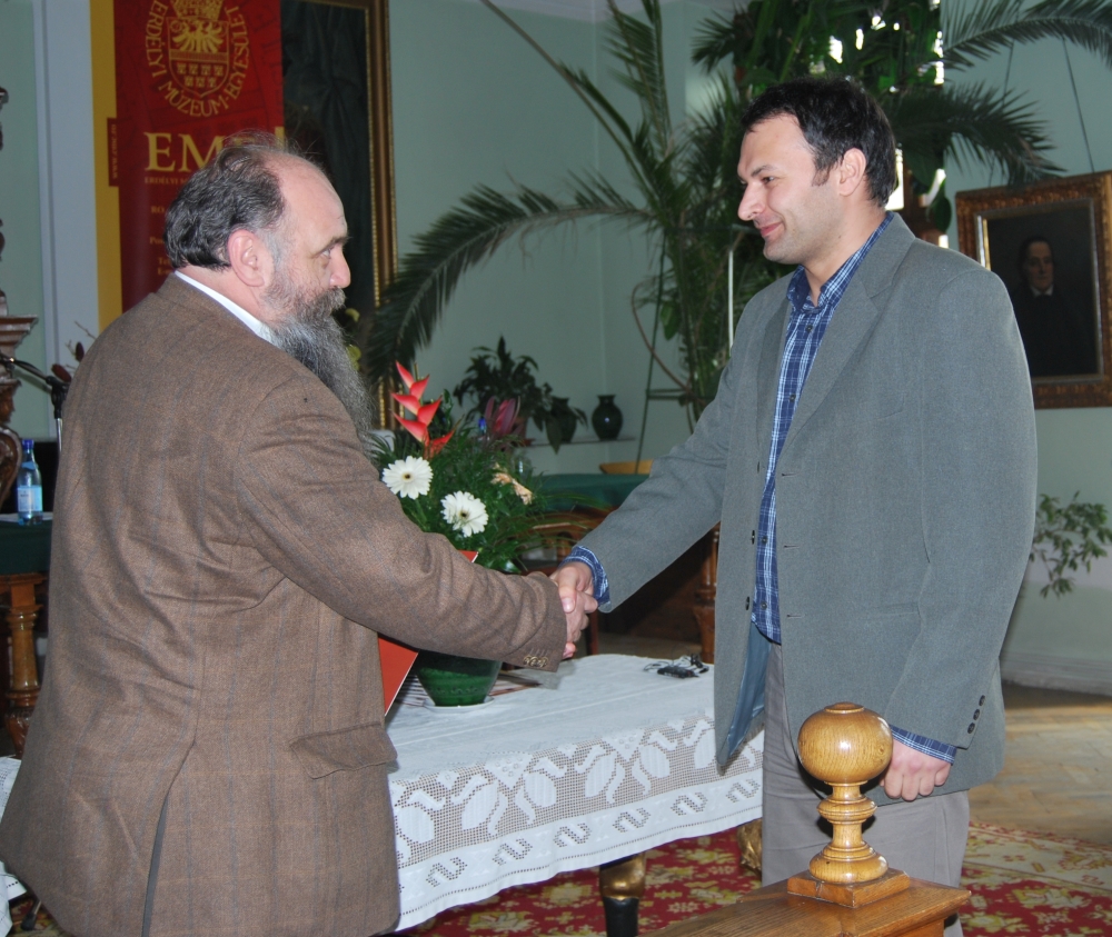 Fehér János átveszi Monok Istvántól a Gróf Mikó Imre tudományos díjat 2010. március 27-én